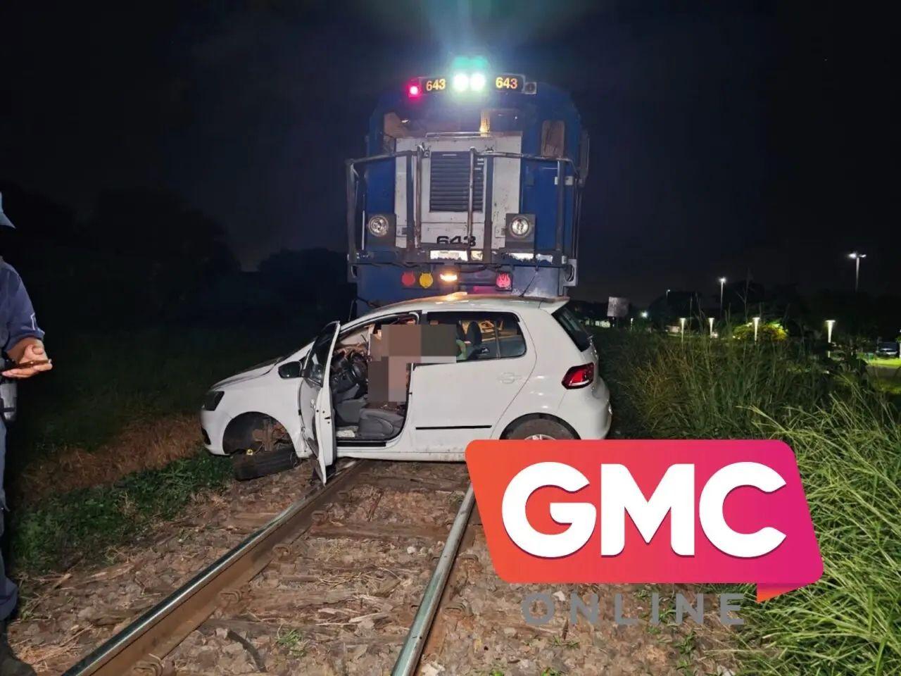 Carro é arrastado por quase 200 metros após colisão com trem
