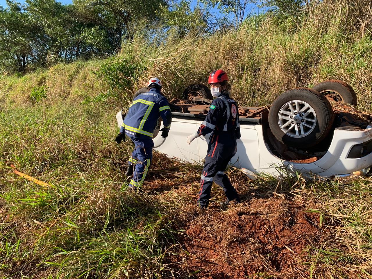 Capotamento na PR-542 mata uma pessoa e deixa outra gravemente ferida