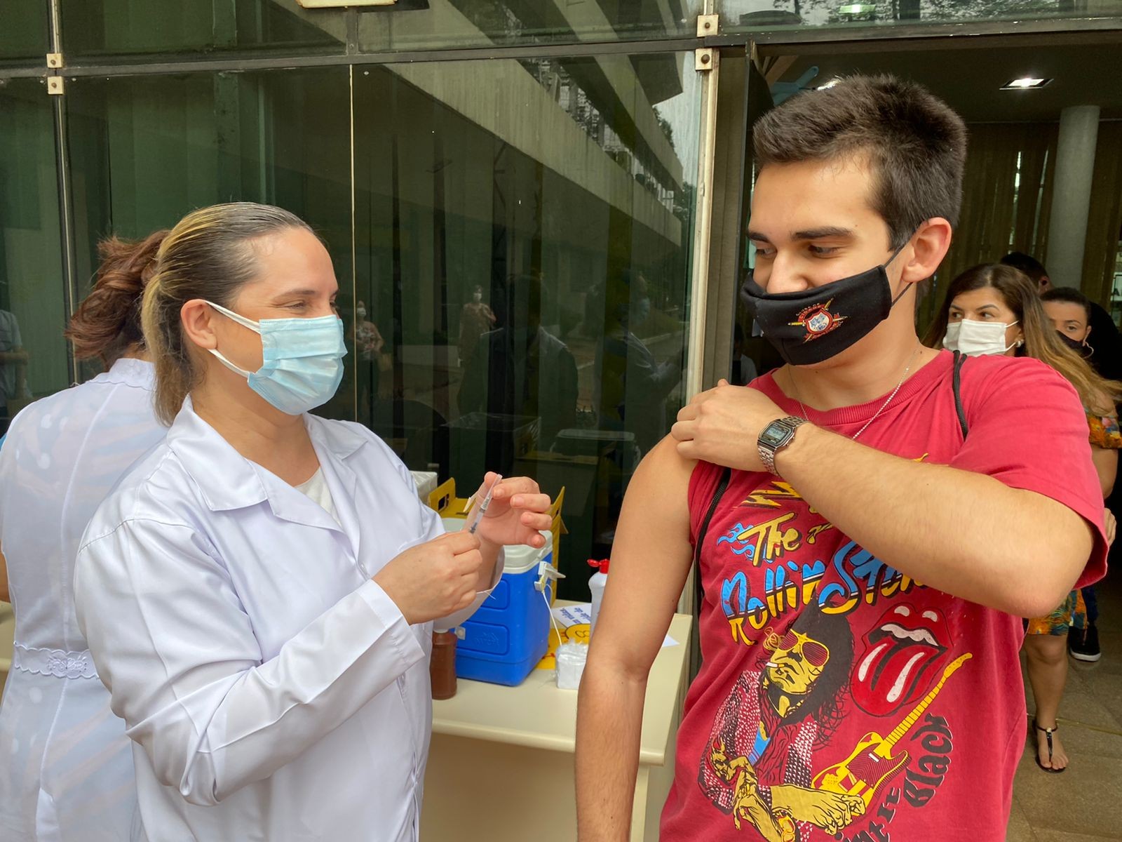 Maringá inicia vacinação de jovens com 17 anos ou mais