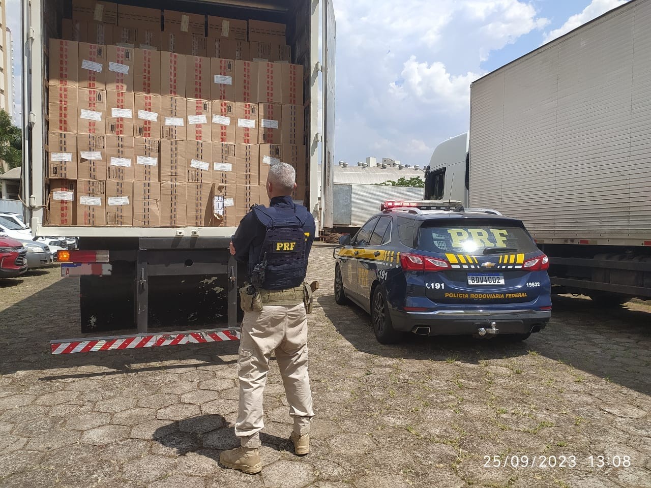 Polícia apreende celulares ilegais que seriam entregues em Maringá