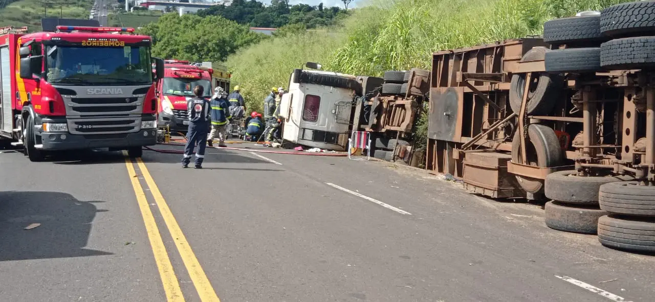Motorista passa mal e tomba carreta no Contorno Sul de Maringá