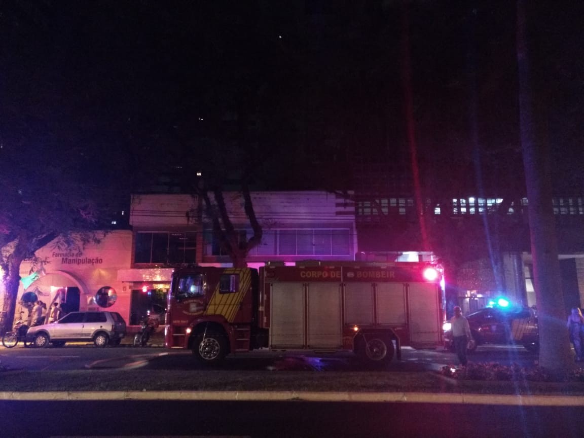 Fogo atinge farmácia de manipulação em Maringá