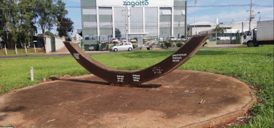 Monumento marca passagem do Trópico de Capricórnio por Maringá