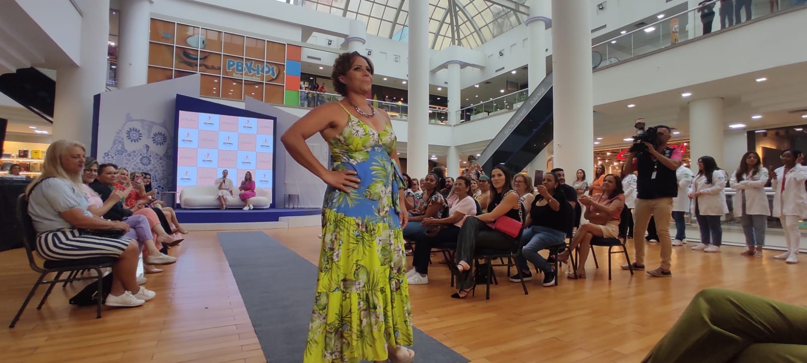 Mulheres em tratamento contra o câncer desfilam em shopping de Maringá