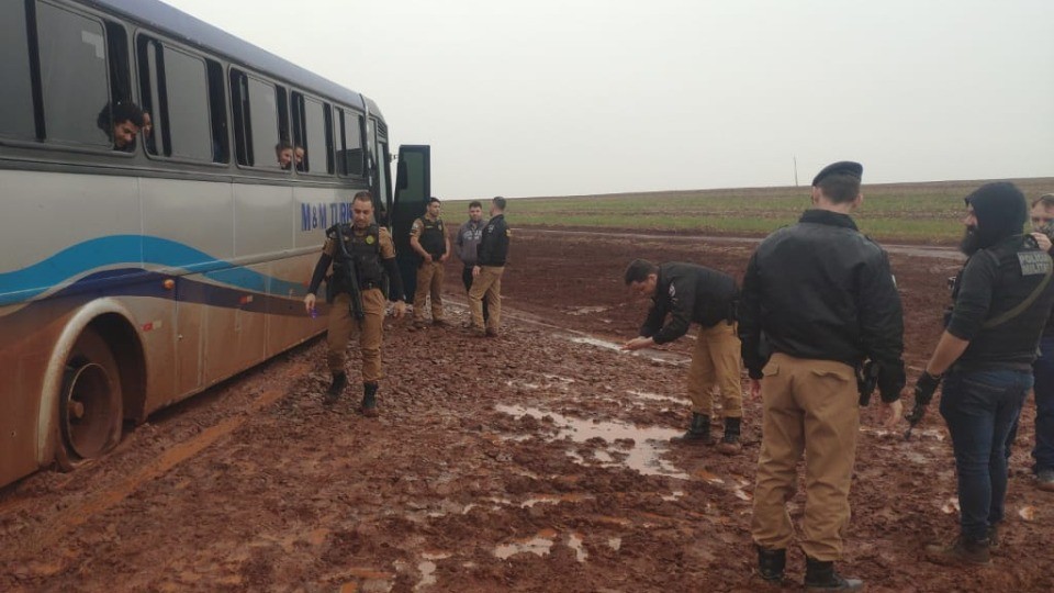 Criminosos roubam ônibus de turismo na BR-369