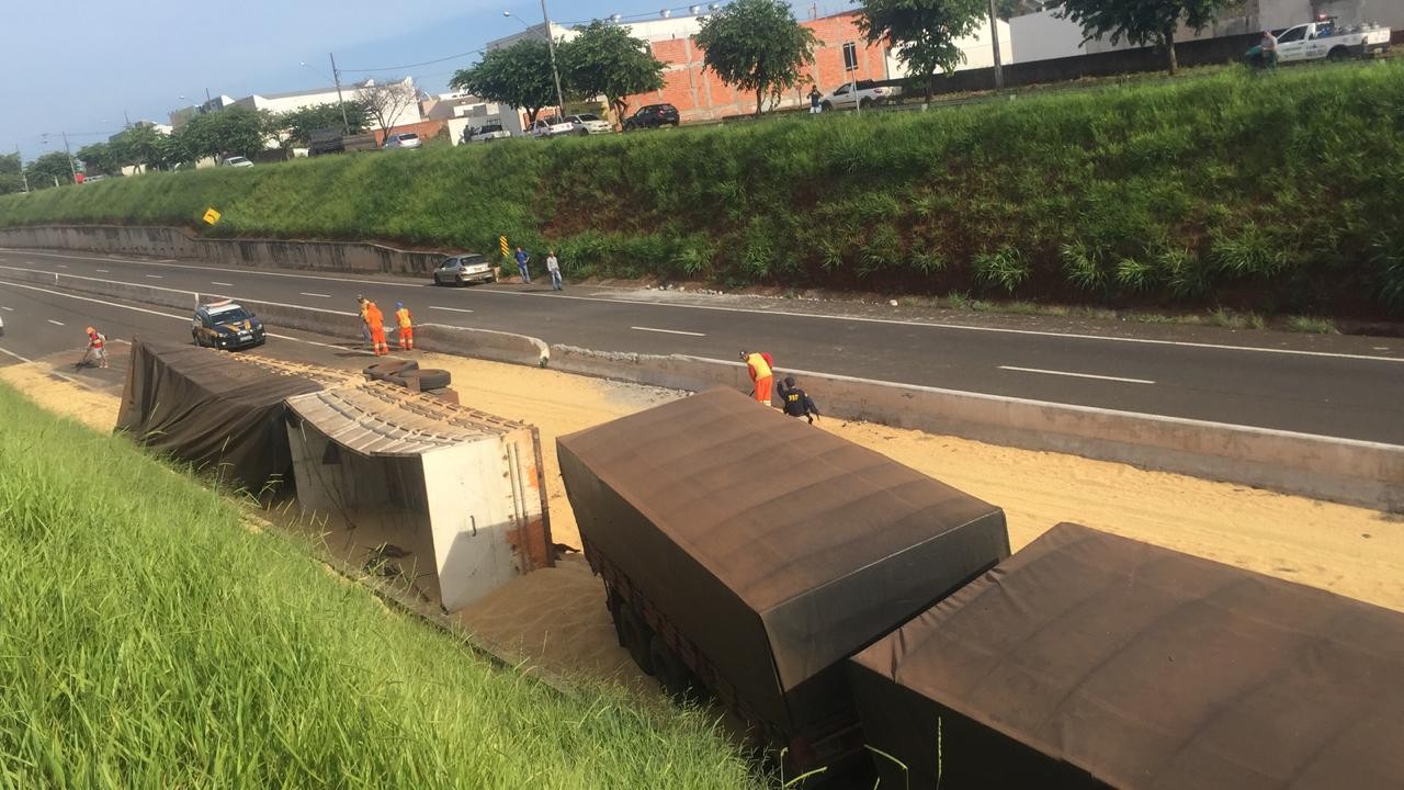 Não há previsão para retirada de caminhões envolvidos em acidente