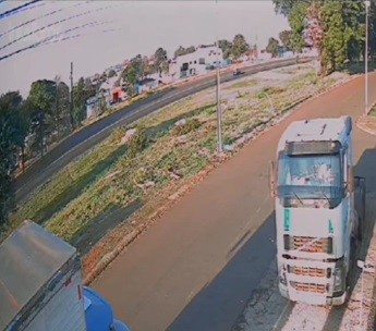 Câmera registrou acidente que matou homem e mulher em Maringá