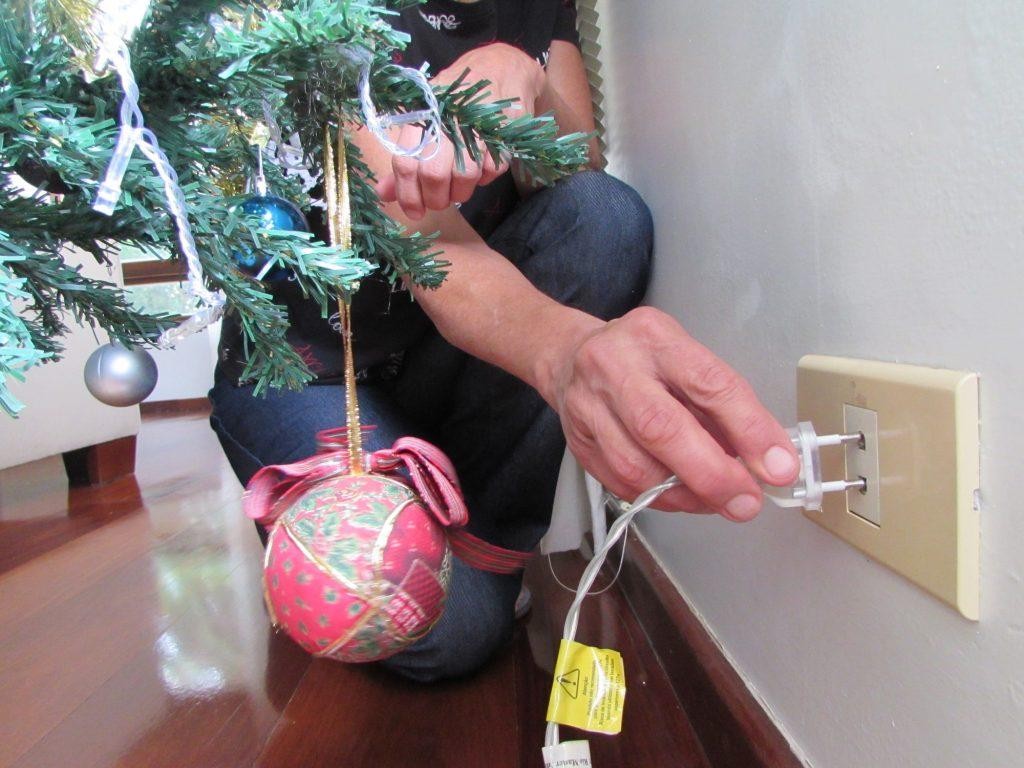 Para evitar acidentes domésticos, é preciso ter cuidado ao instalar luzes de Natal em casa
