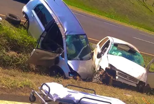 Carros caem na canaleta e três ficam feridos na BR-376, em Maringá