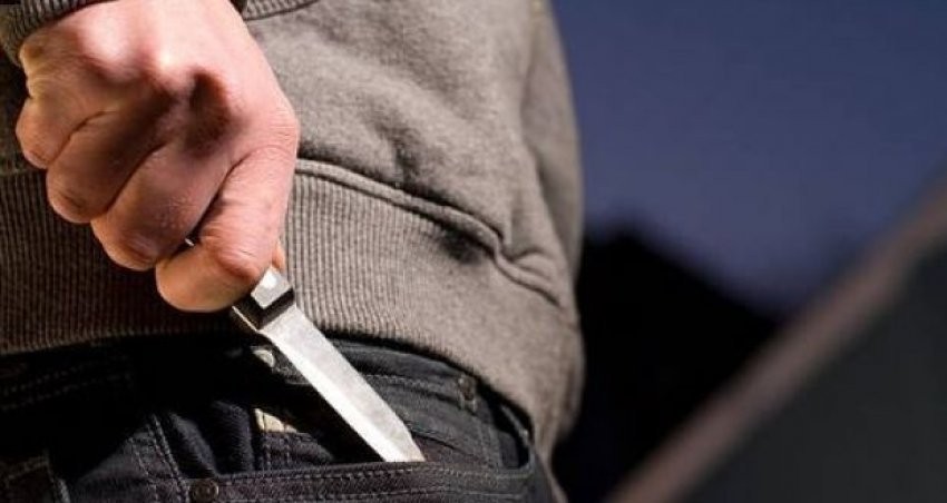 Homem entra em comércio e fere rapaz e adolescente com golpes de faca