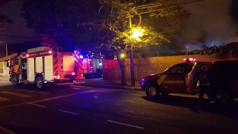 Incêndio destrói barracão e presépio