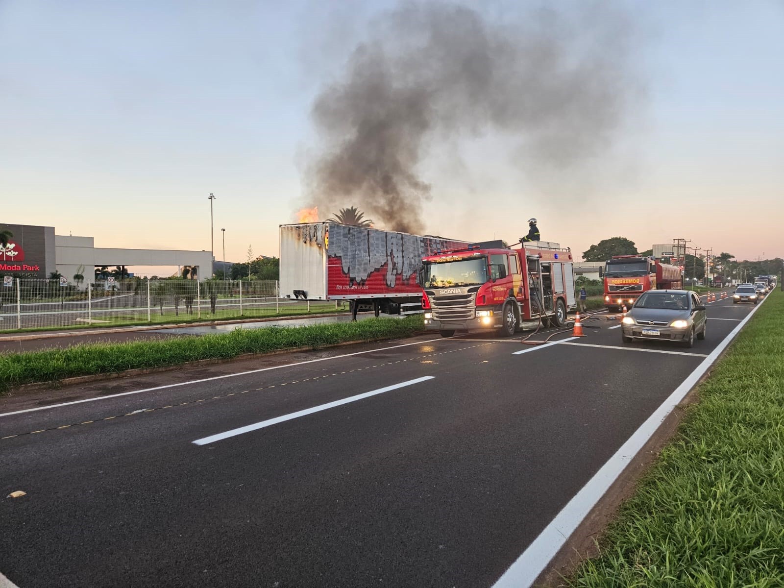 Incêndio em caminhão mobiliza bombeiros por quase 5 horas, em Maringá
