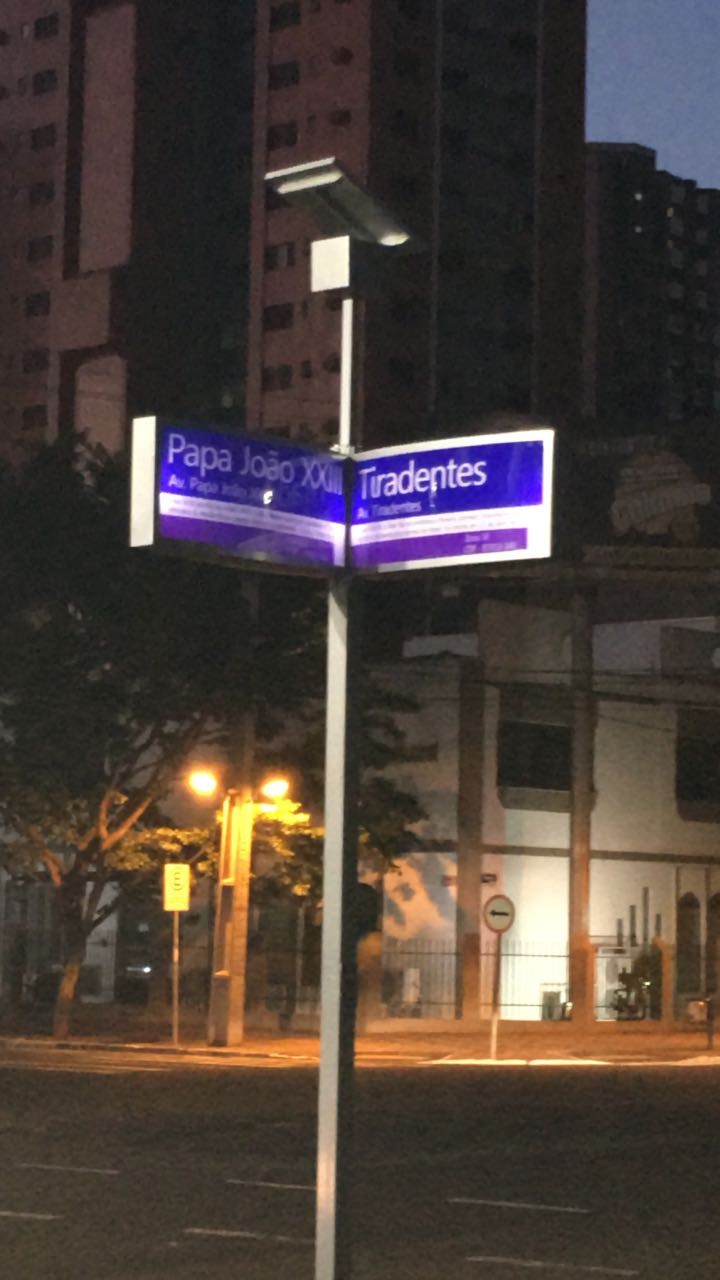 Placas solares em teste em Maringá também recarregam aparelhos eletrônicos