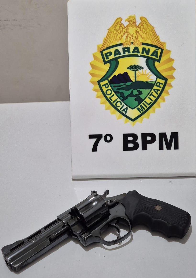 Homem é assassinado e polícia troca tiros com suspeito