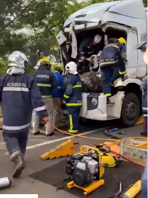 Colisão entre três caminhões deixa duas pessoas gravemente feridas