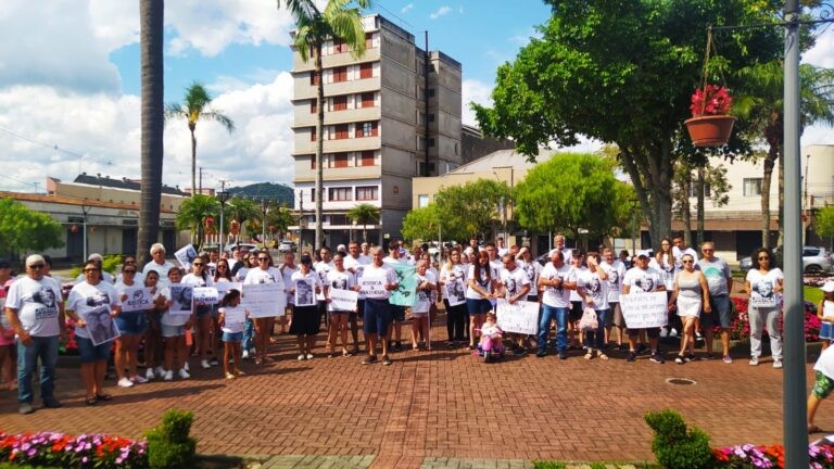 Família de casal que morreu em acidente realiza manifestação pedindo justiça, em União da Vitória