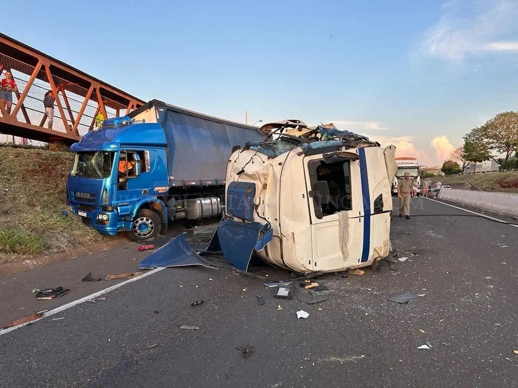 Carreta fica destruída em acidente no Contorno Norte em Maringá