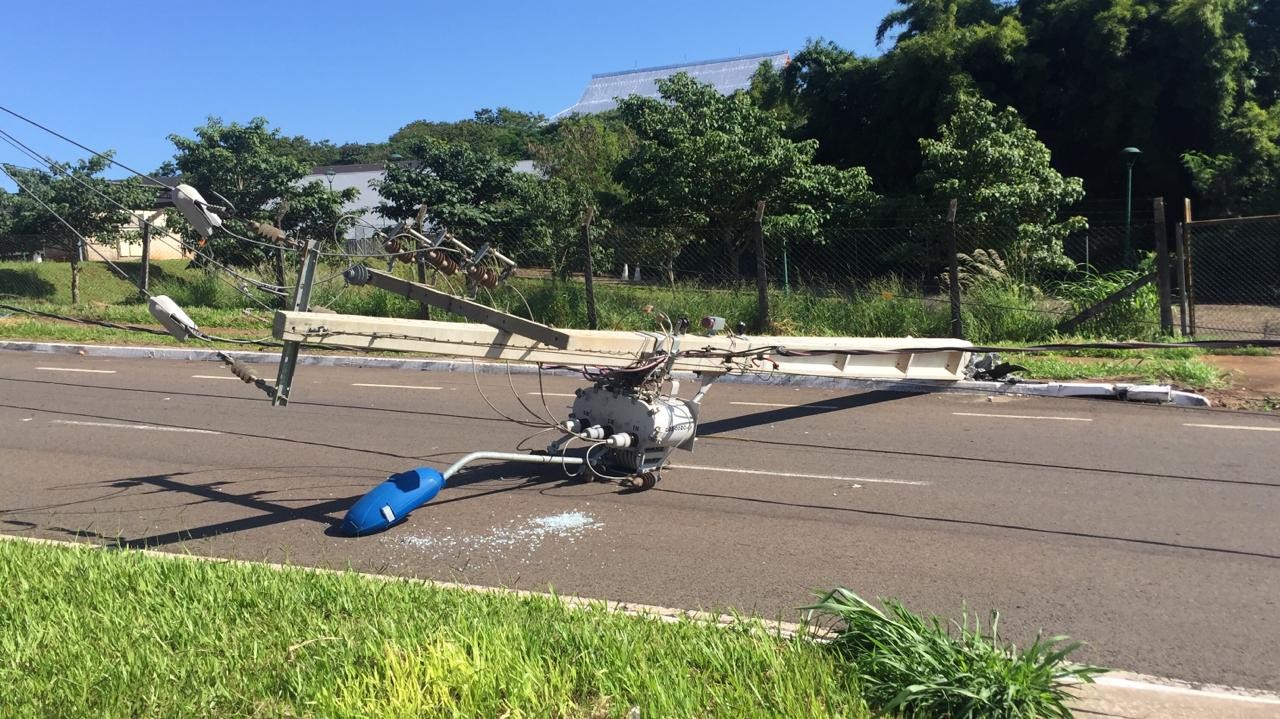 Motorista bate carro e derruba postes de iluminação em Maringá