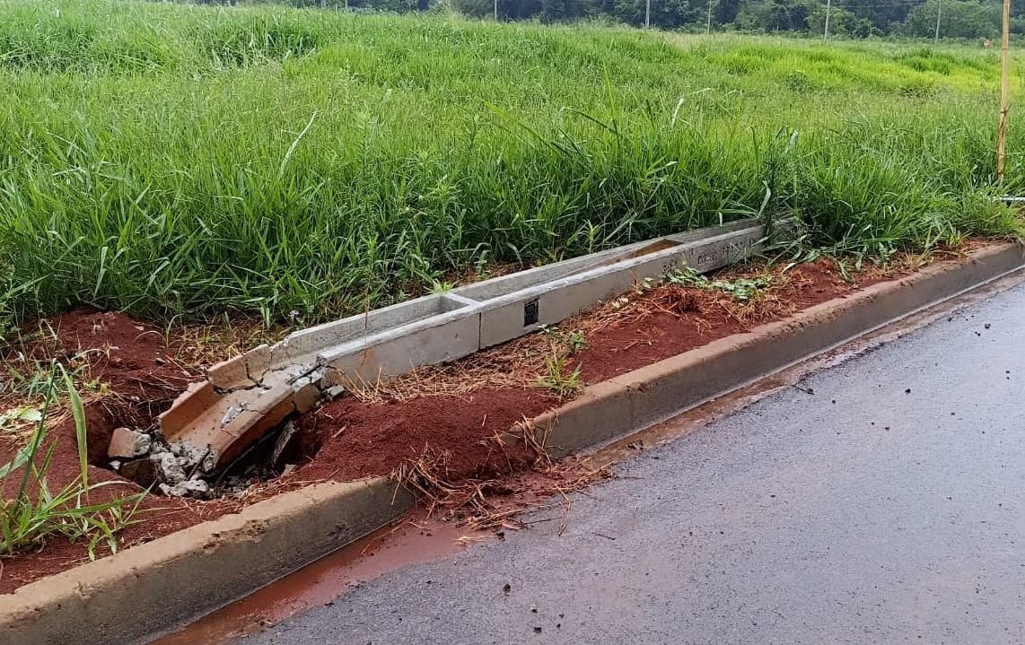 Ladrões derrubam postes para furtar fiação, em Sarandi