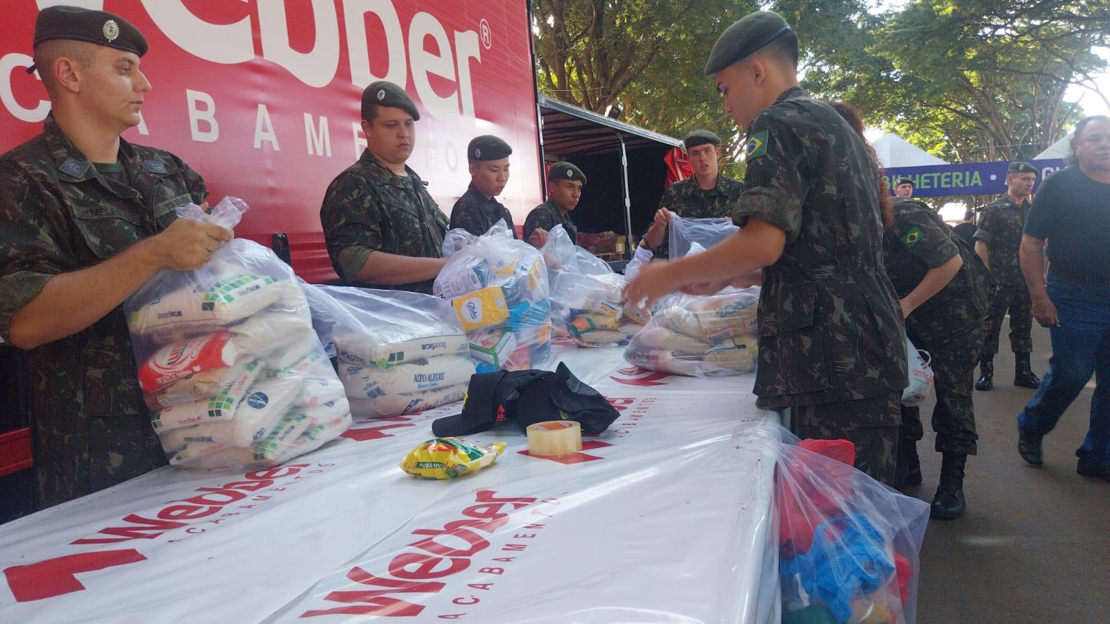 Visitantes doam alimentos em dia de portões abertos na Expoingá 2025