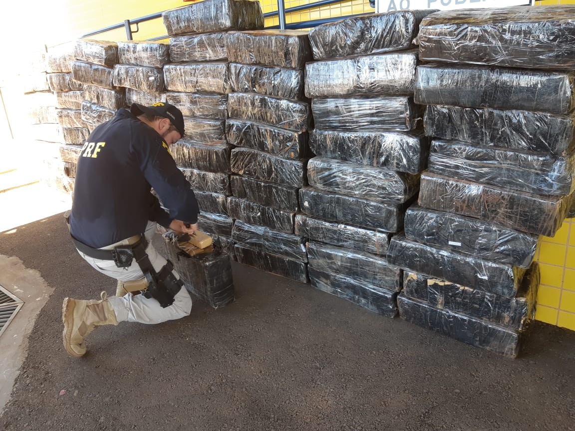 PRF apreende dois fuzis e 1,3 tonelada de maconha