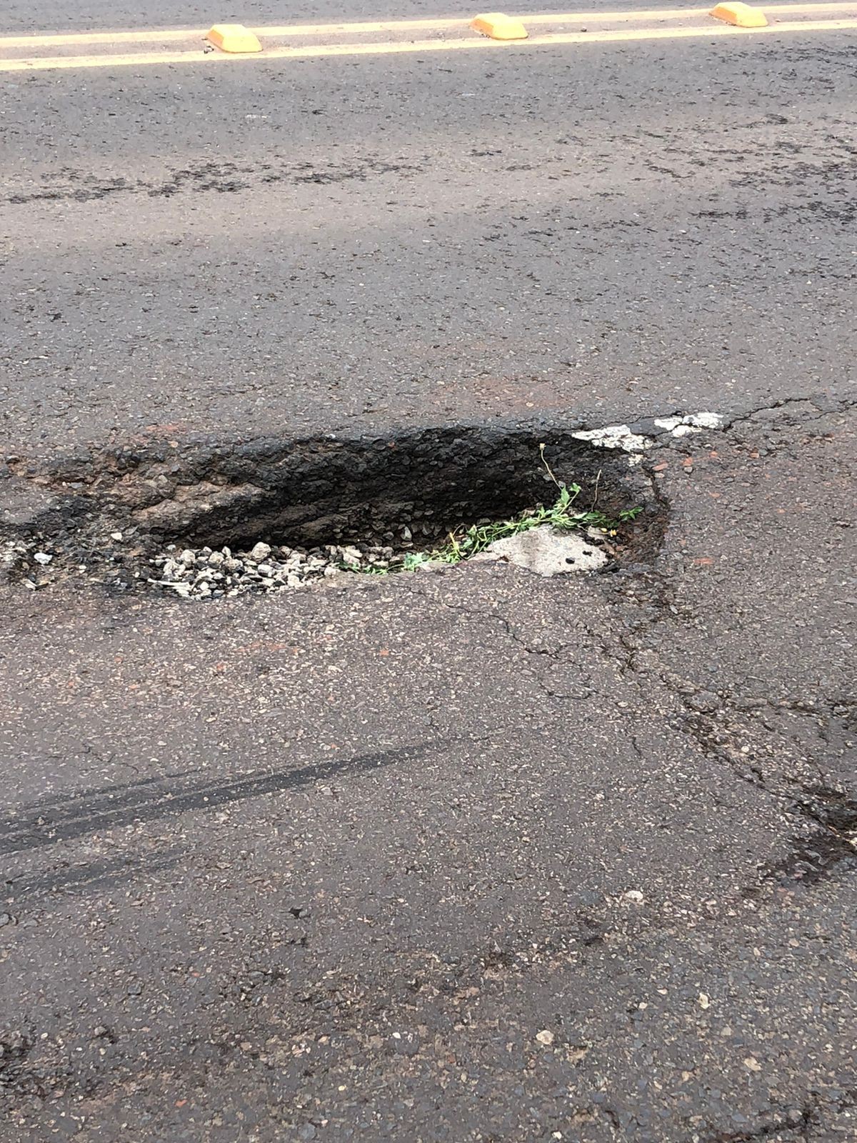 Buraco em asfalto no Contorno Sul oferece risco a motoristas e motociclistas