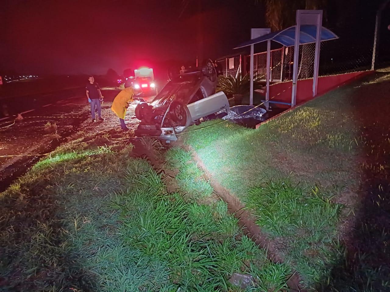 Motorista atropela capivara, capota carro e morre; e durante atendimento condutor embriagado bate em viatura da PRF