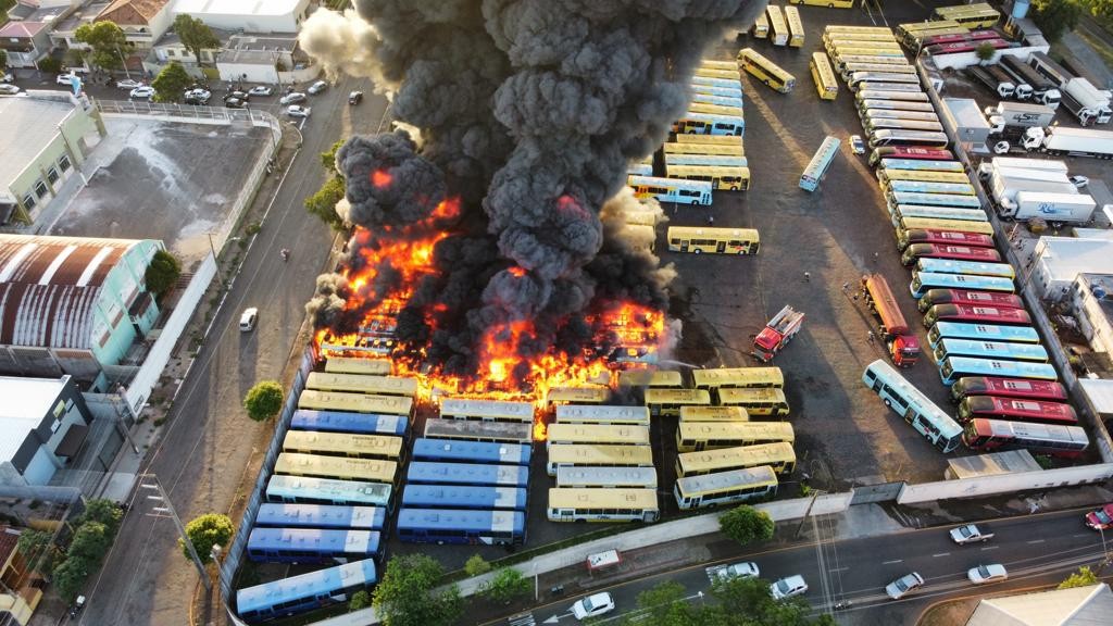 Incêndio atinge garagem da Transportes Coletivos Grande Londrina