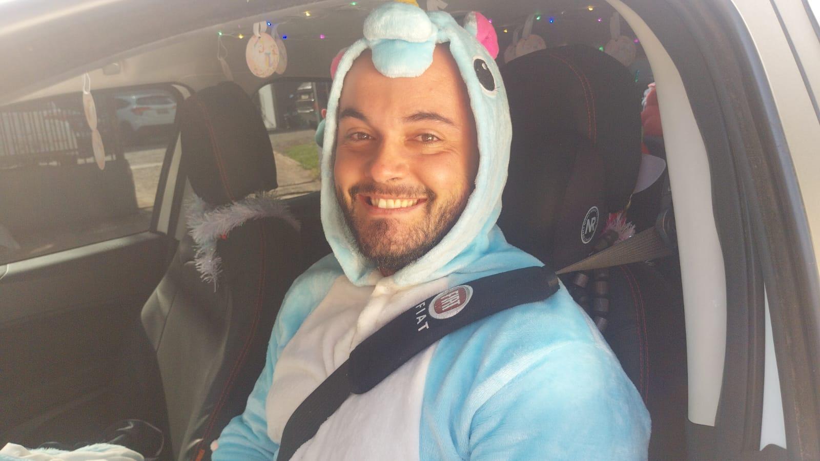 Carro por aplicativo diverte clientes com decoração temática