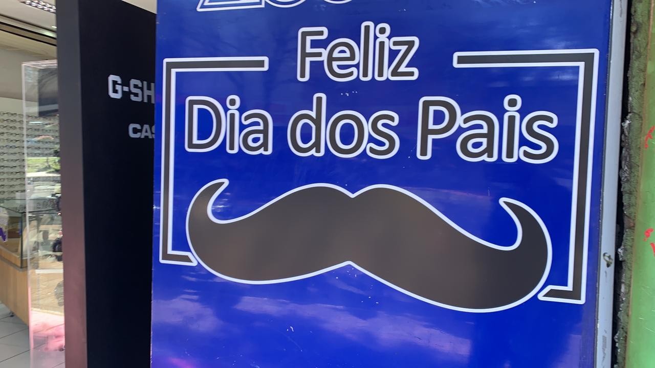 Comércio de Maringá lotado na véspera do Dia dos Pais