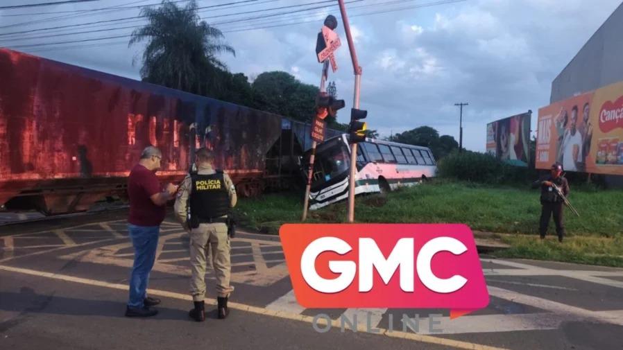 Ônibus do transporte coletivo é arrastado por trem em Sarandi