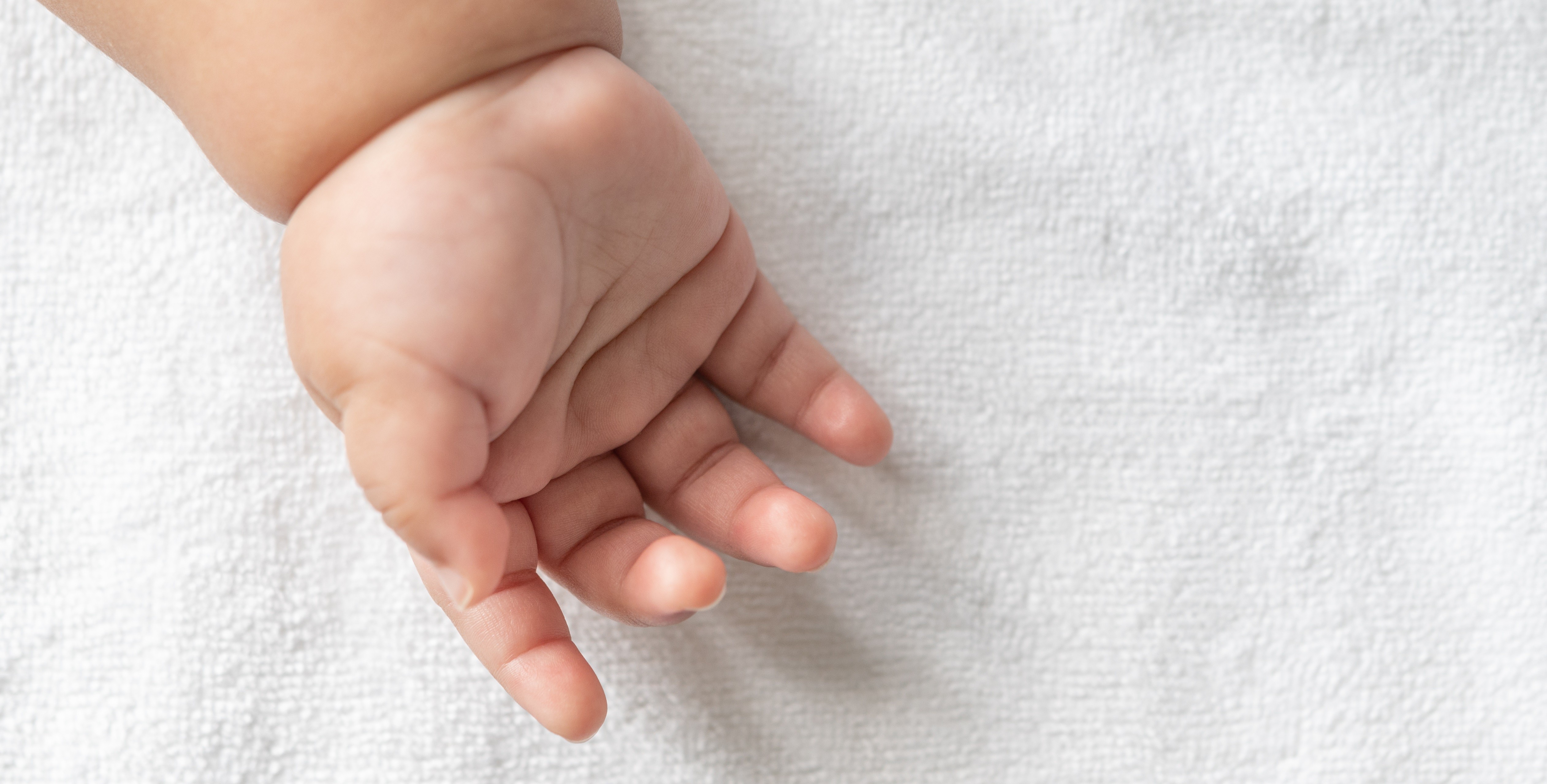 Bebê de oito meses morre asfixiada e babá é presa por suspeita de negligência