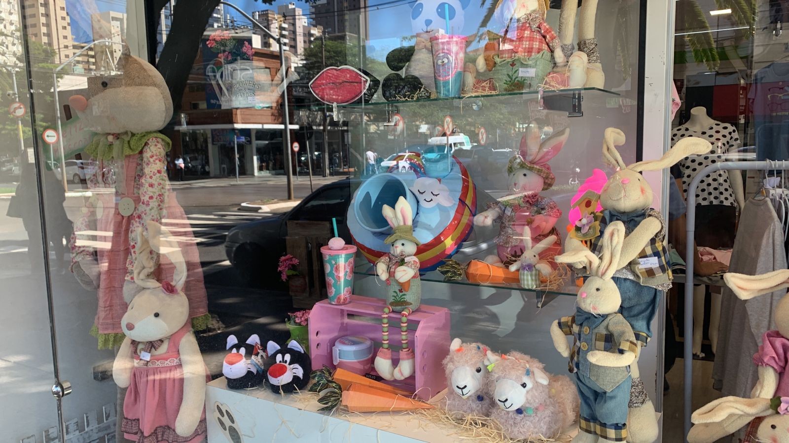 Movimento tranquilo nas lojas do centro na véspera de Páscoa em Maringá