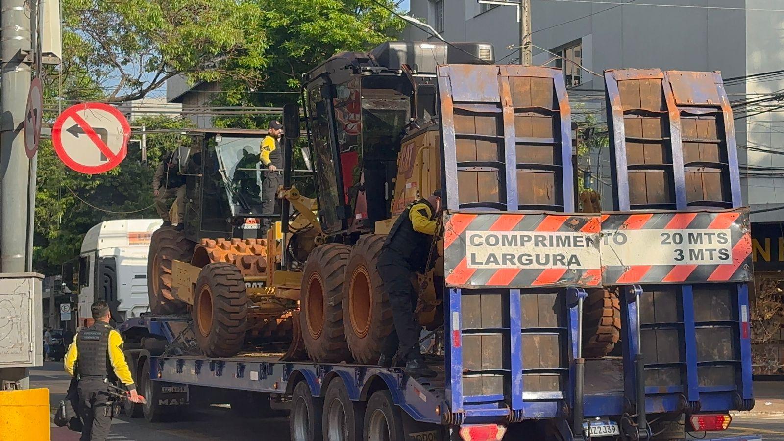 Caminhão arranca fiação e desliga semáforo na Avenida Brasil