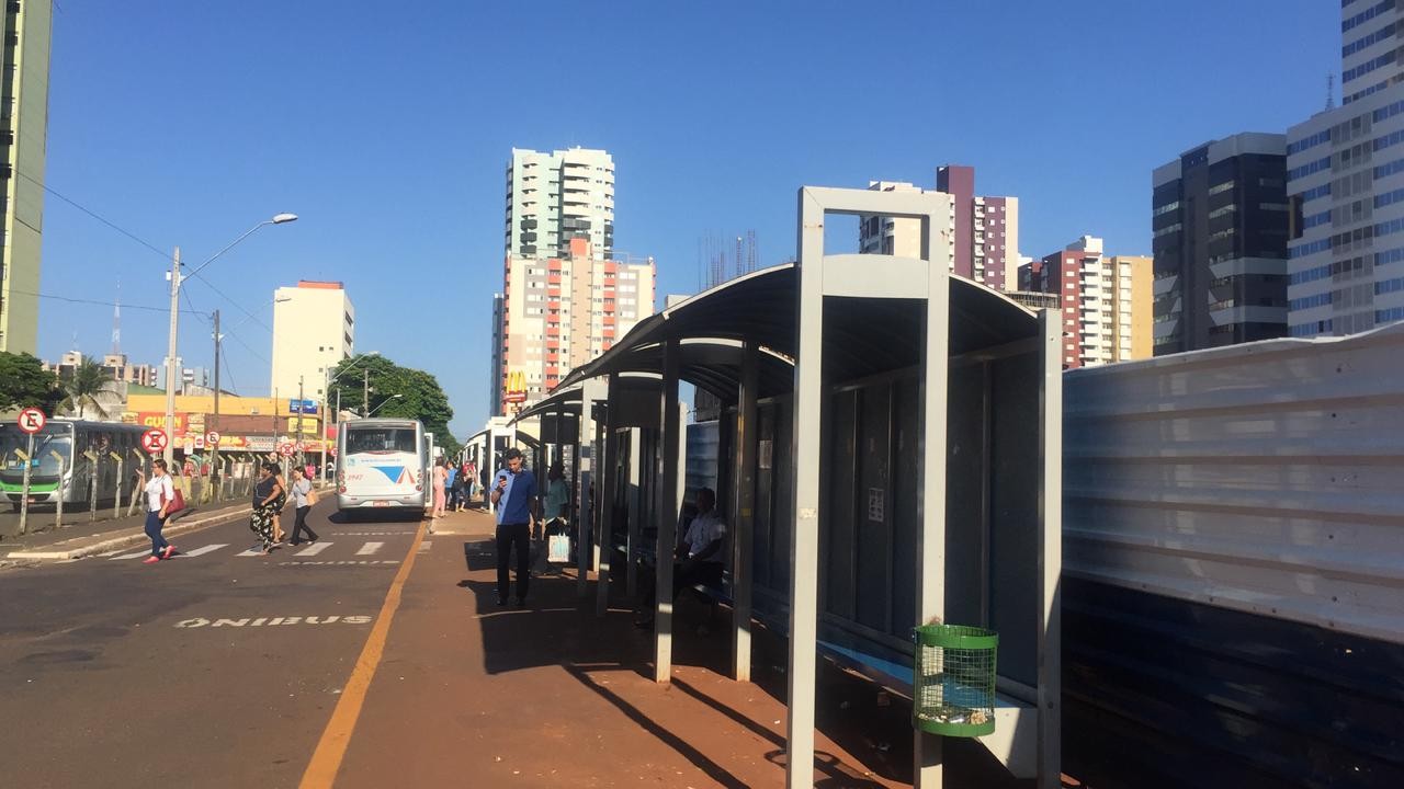 Obras interditam trechos e mudam pontos de ônibus em Maringá