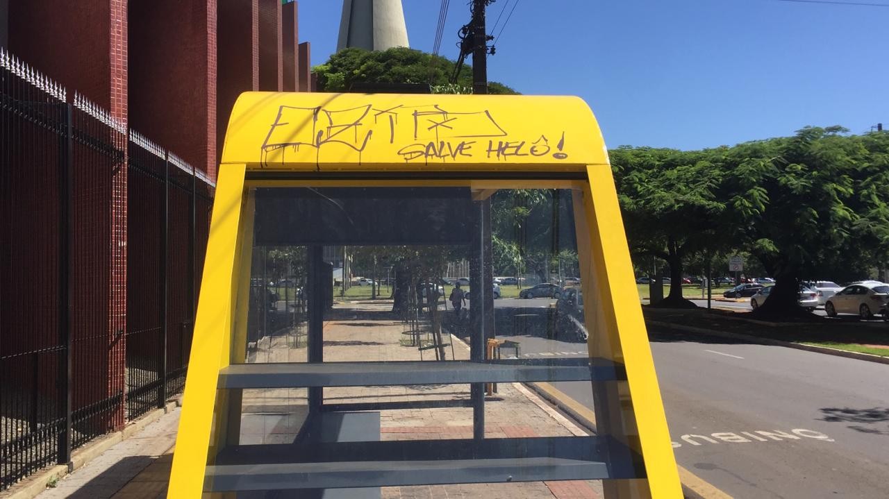 Pontos de ônibus recém-instalados estão sendo alvo de vândalos