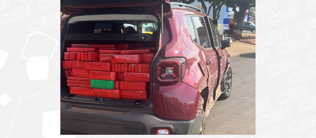 Após perseguição, carro com maconha colide com viatura da Polícia Civil