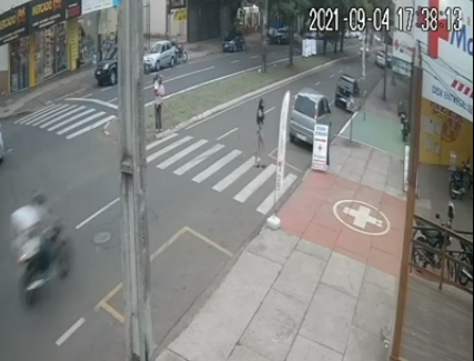 Avô e neta são atropelados na faixa de pedestre em Maringá