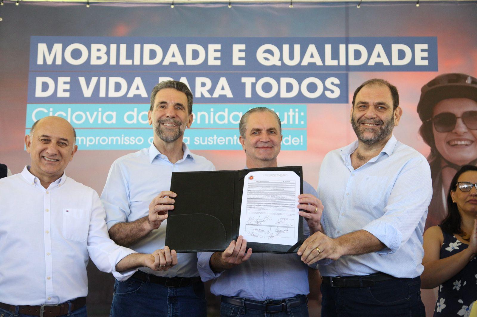 Ênio Verri assina em Maringá ordem de serviço para ciclovia da Tuiuti