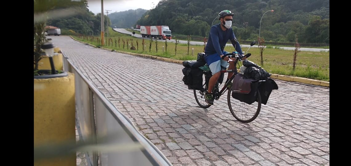 Ciclista que está viajando pelo Brasil de bike passa por Maringá