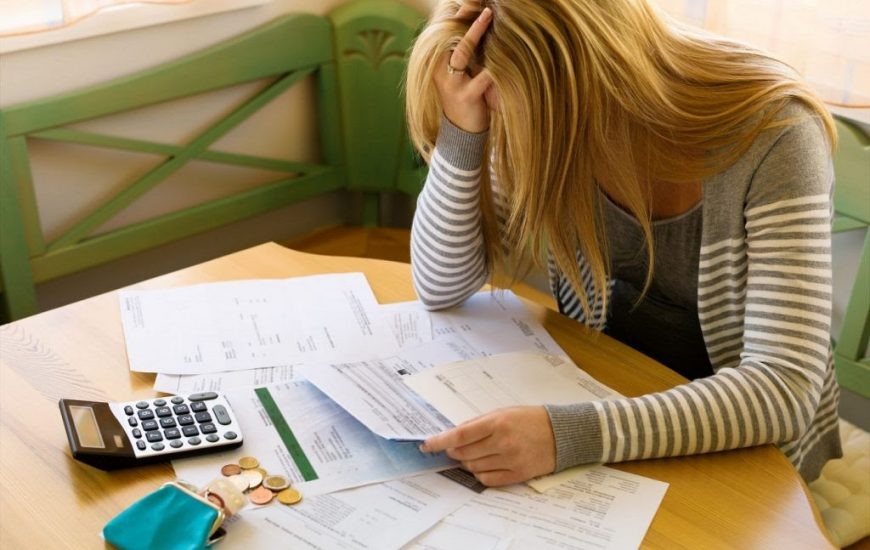 Mais de 40% dos brasileiros estão inadimplentes com alguma conta