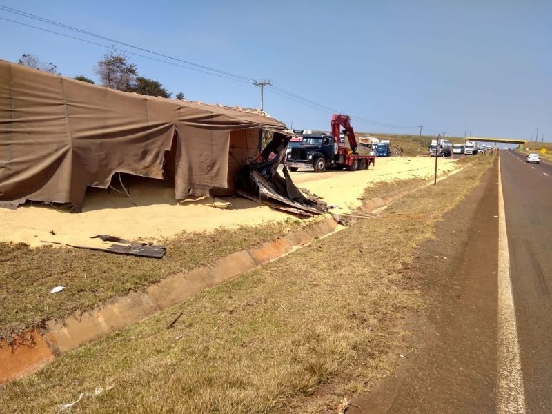 Bitrem tomba e interdita rodovia na saída de Campo Mourão