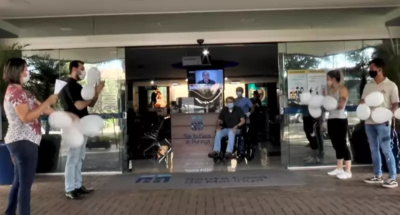 Padre de Maringá recebe alta hospitalar e é aplaudido: ‘A ficha ainda não caiu’