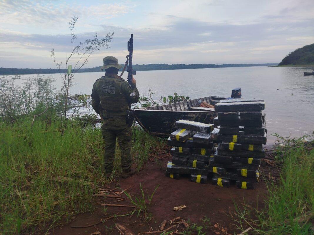 BPFron e PF apreendem quase meia tonelada de maconha em barco