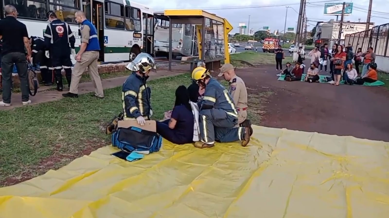 Passageiros são levados a hospitais, após acidente entre dois ônibus em Maringá