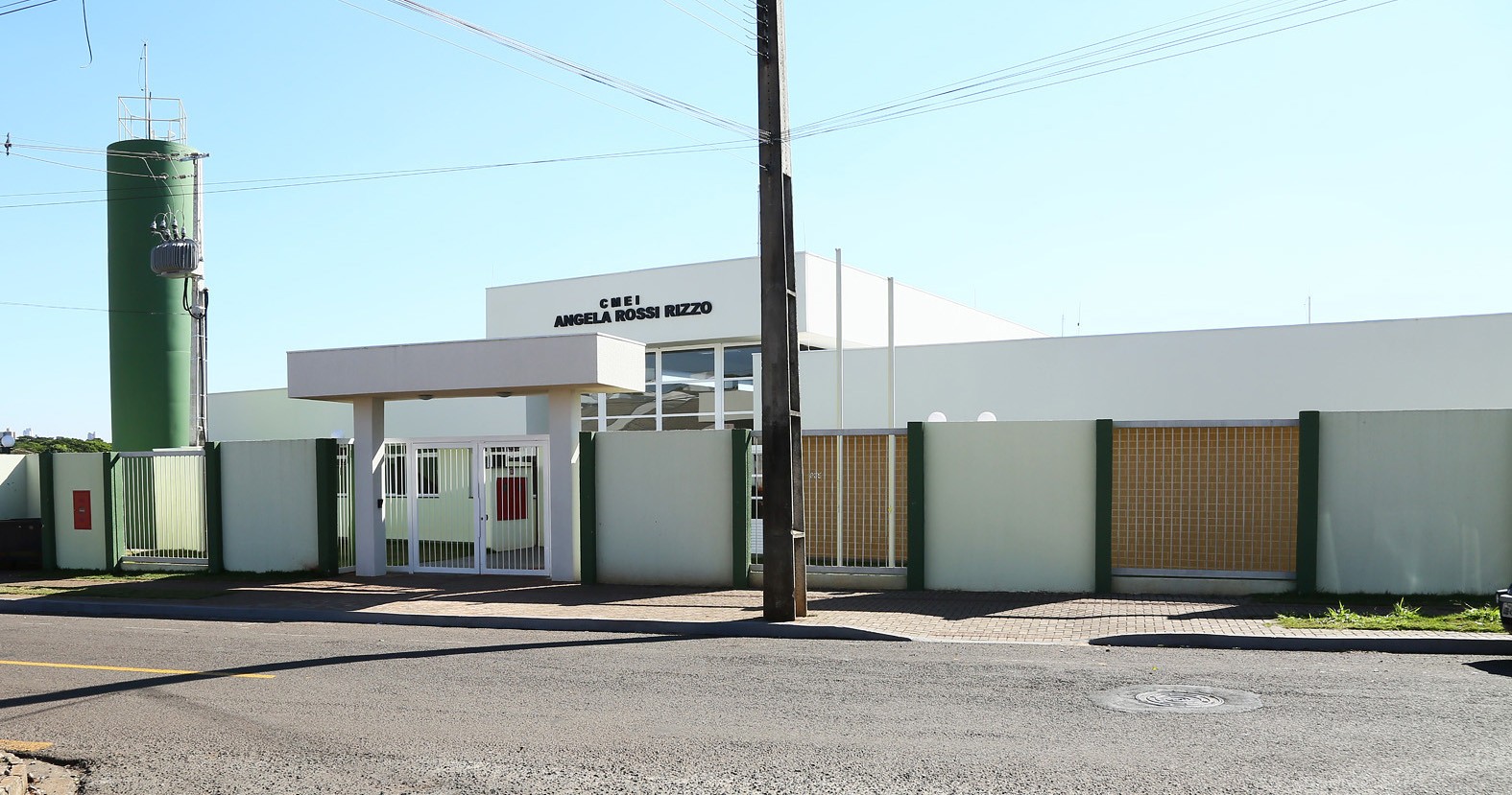 Ladrões furtam alimentos de Cmei de Maringá