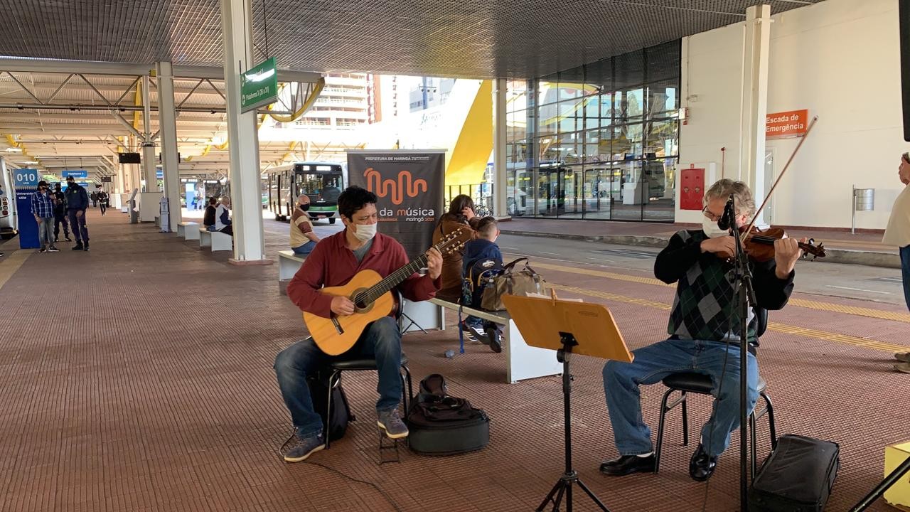 Apresentação de músicos no Terminal Urbano alegra passageiros e funcionários