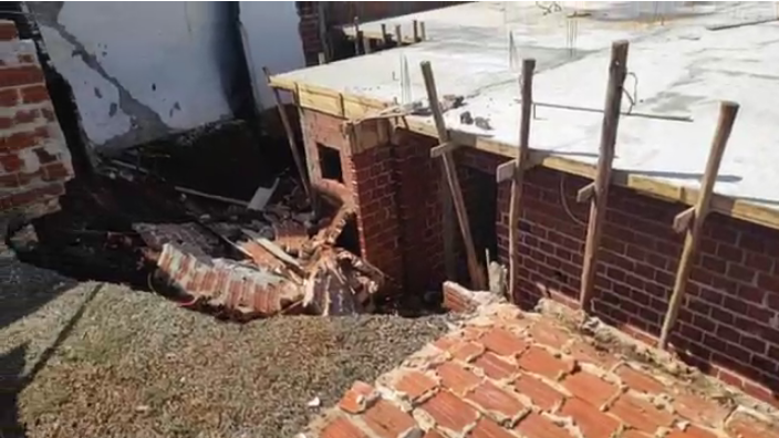 Muro de arrimo cede e duas casas são parcialmente interditadas