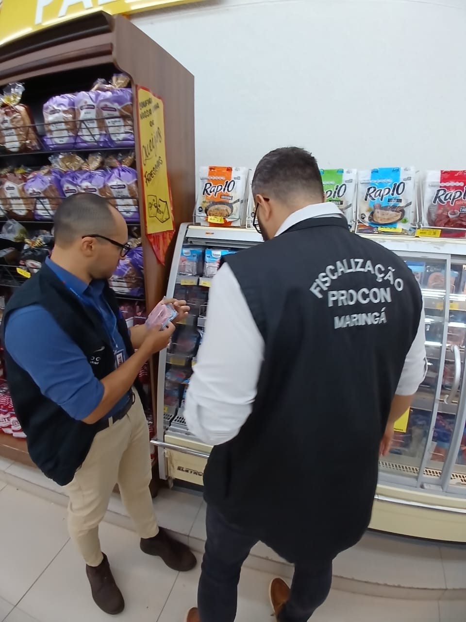 Procon flagra alimentos irregulares em vistoria em mercado
