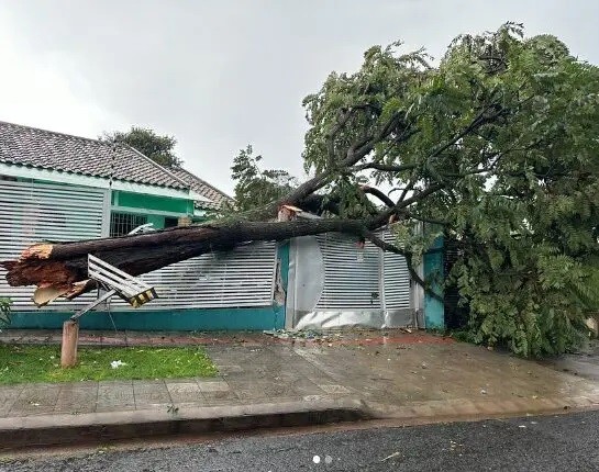 Chuva forte deixa milhares de imóveis sem energia em Maringá